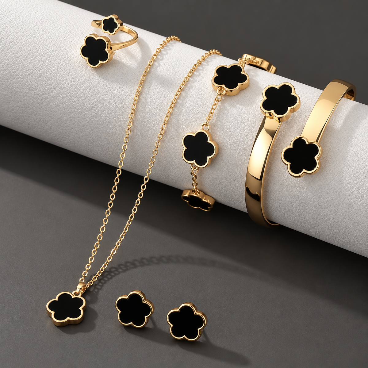 Coordinated clover-inspired jewelry set – ACSRY product photo